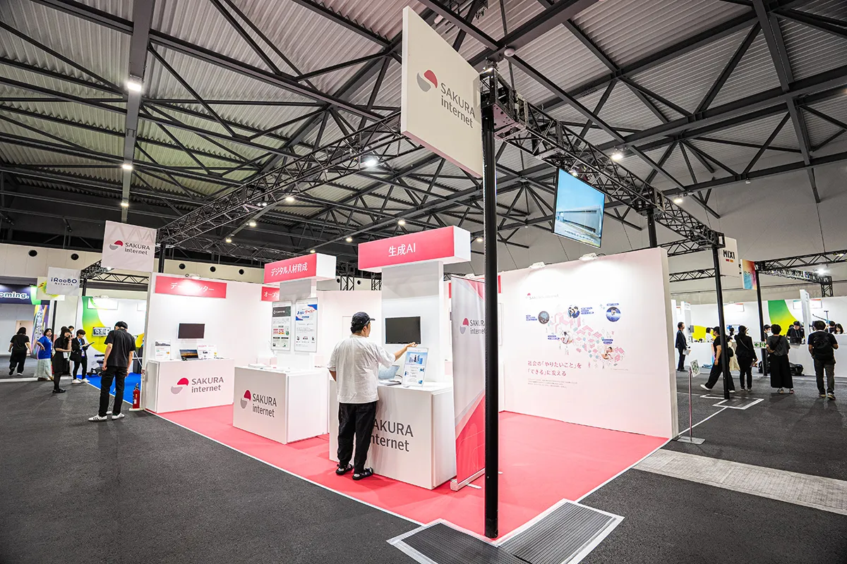 会場内でブースが並んでいる写真